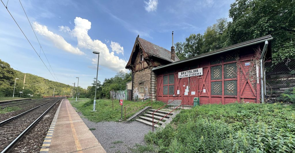 Železná studnička και Bratislava Forest Park
